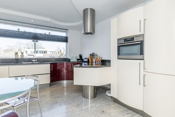 Foto - Verkocht onder voorbehoud: Verrassend ruime en instapklare gezinswoning met diepe zonnige tuin in Hoensbroek
